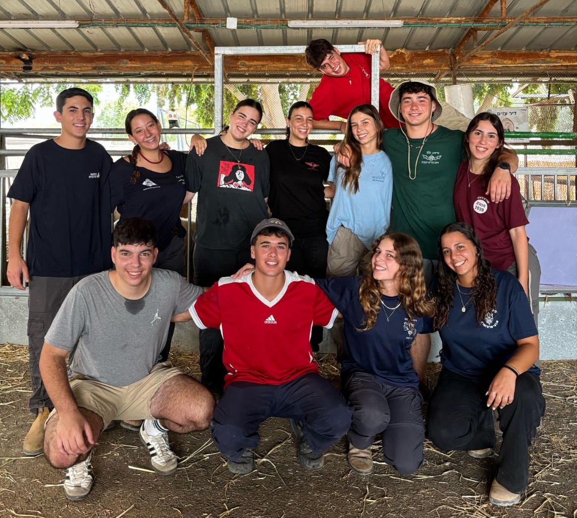 נערים ונערות בשנת שירות מסלול פנימיות של הנוער הלאומי בית"ר בתוך מבנה של רפת