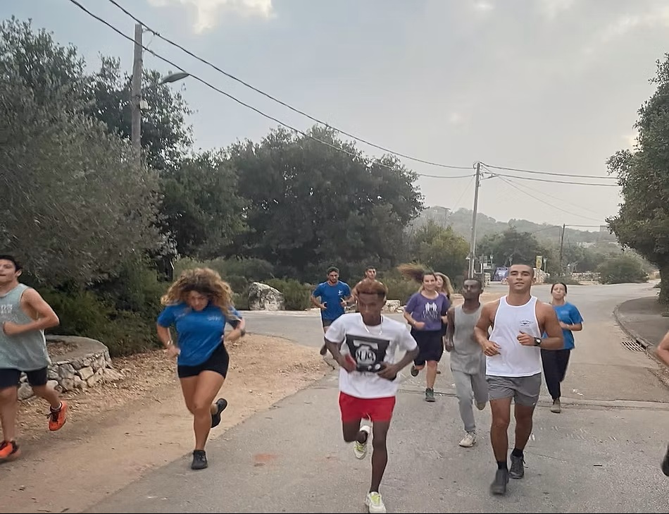 ובני ובנות נוער רצים על כביש