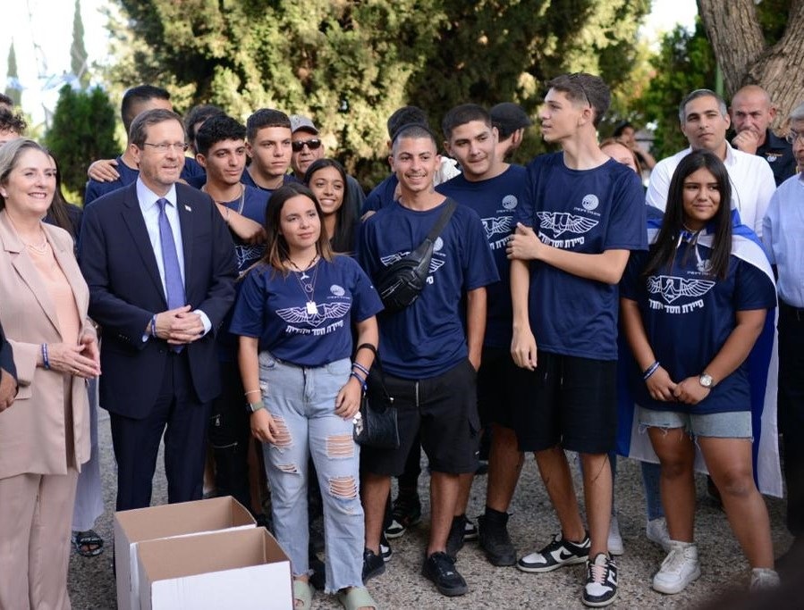 בני נוער של ארגון סיירת סחי מצטלמים עם נשיא מדינת ישראל בוז'י הרצוג