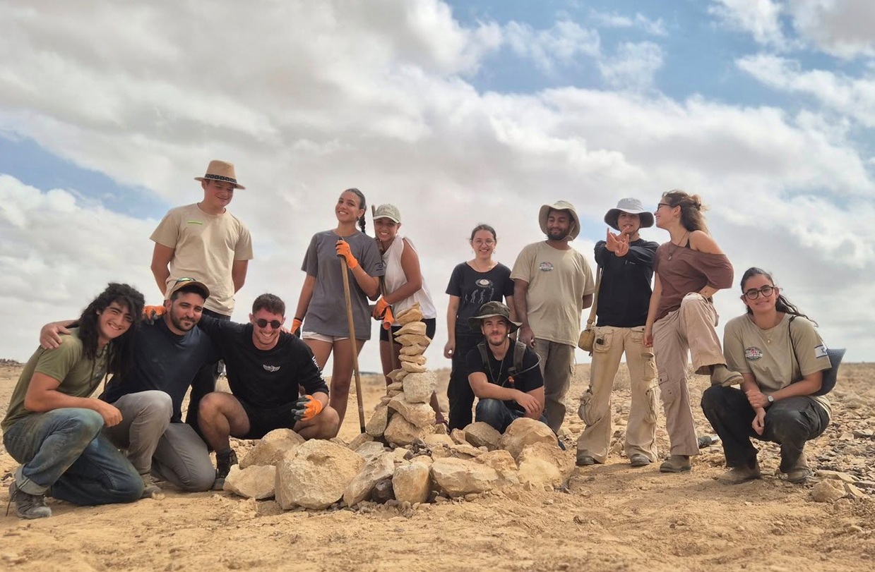 גברים ונשים על רקע מדברי