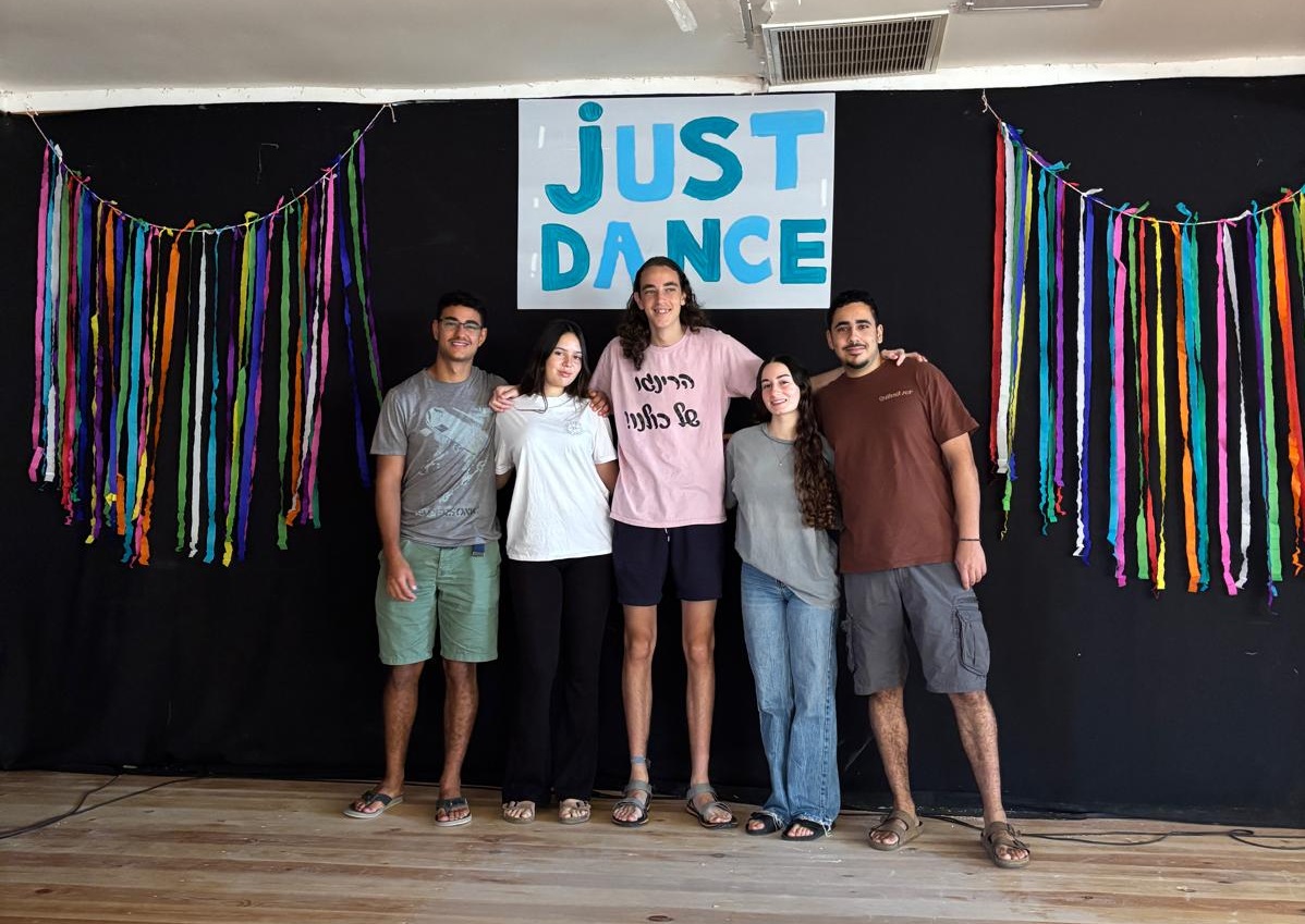 3 נערים ו-2 נערות עומדים על במה מעץ