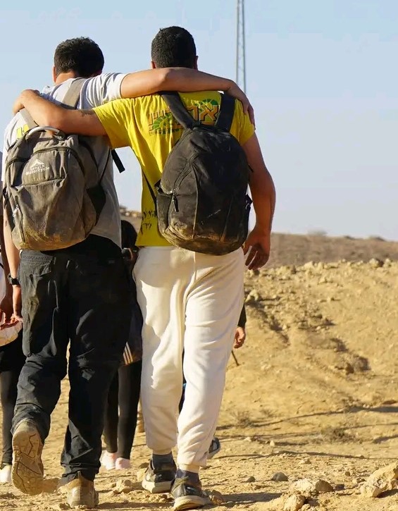צילום מהגב של של 2 בני נוער מחובקים