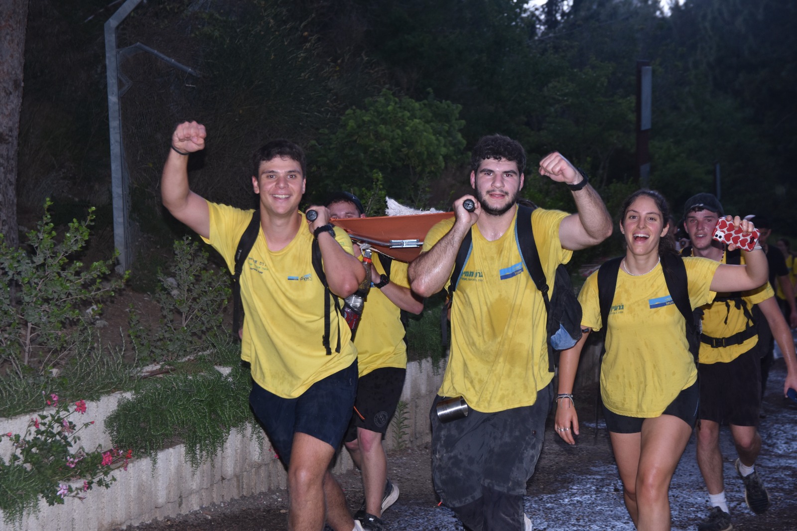 בני נוער בחולצות הובות במסע אלונקות כהכנה לצבא