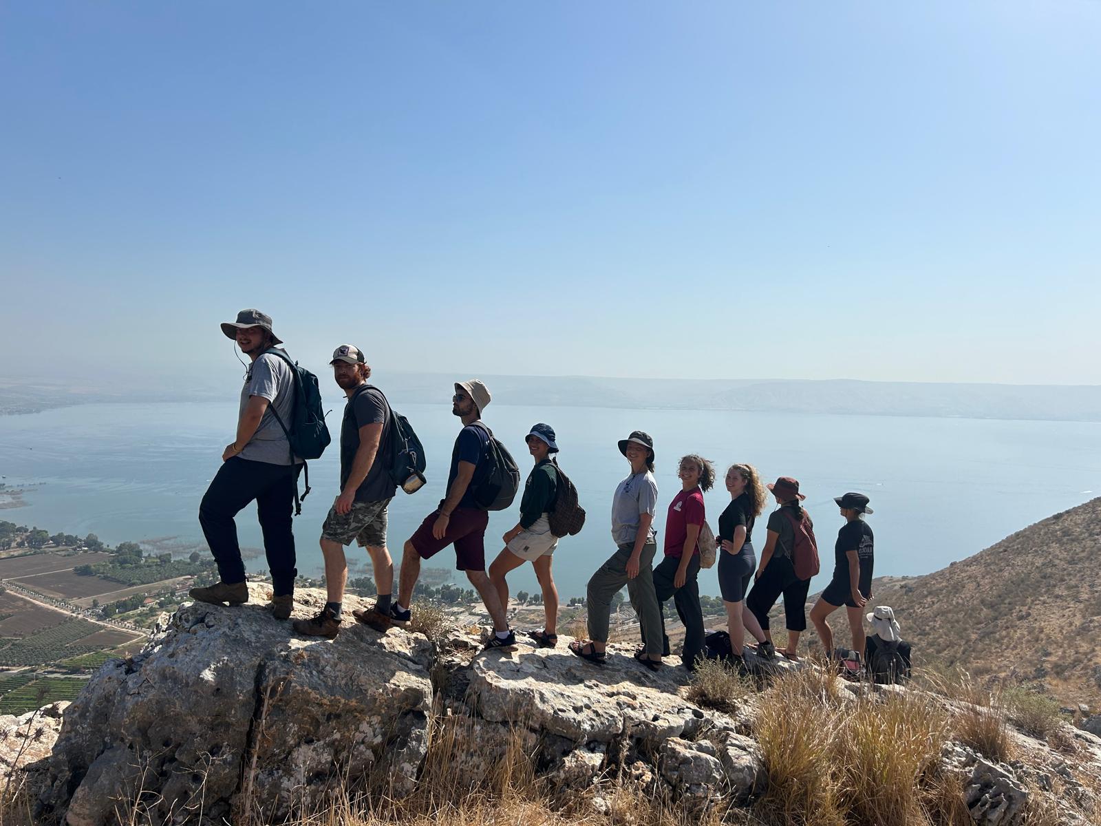 בני נוער מטיילים על פסגת הר