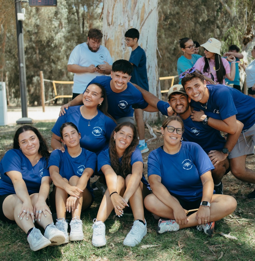 בני נוער בחולצות כחולות של תנועת נוער