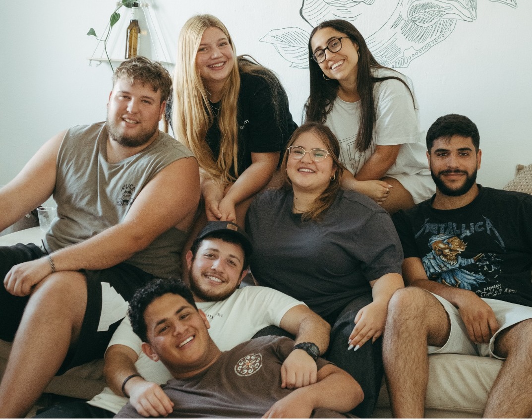נערים ונערות בשנת שירות יושבים