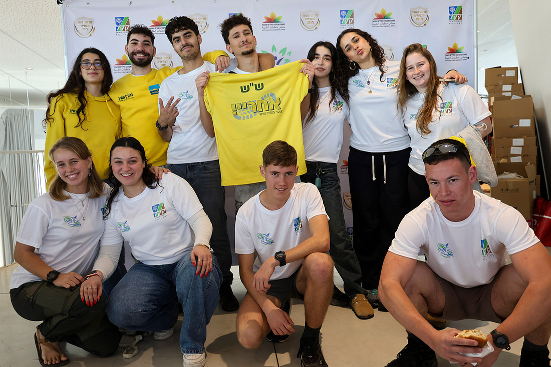 נערים ונערות בשנת שירות לובשים חולצות לבנות וצהובות