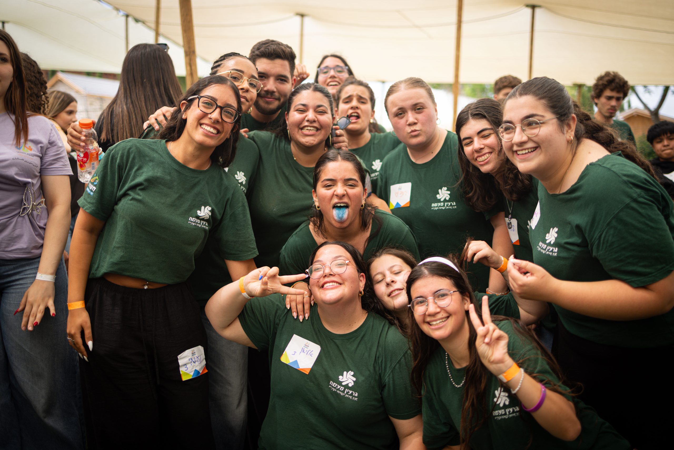 נערים ונערות עם חולצות ירוקות
