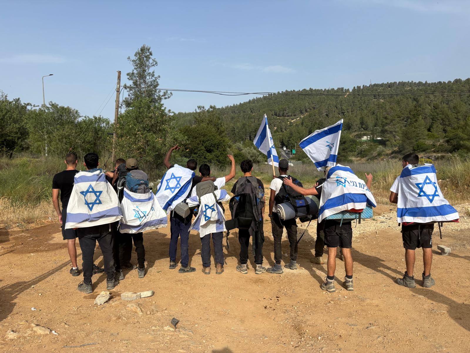 בני נוער במסע עטופים בדגלי ישרל