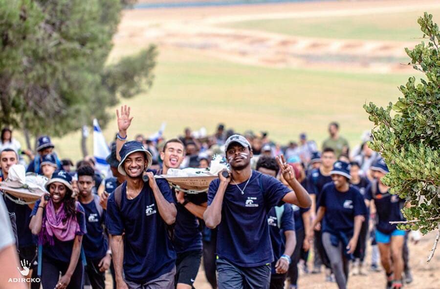 בני נוער במכינה קדם צבאית במסע אלונקות