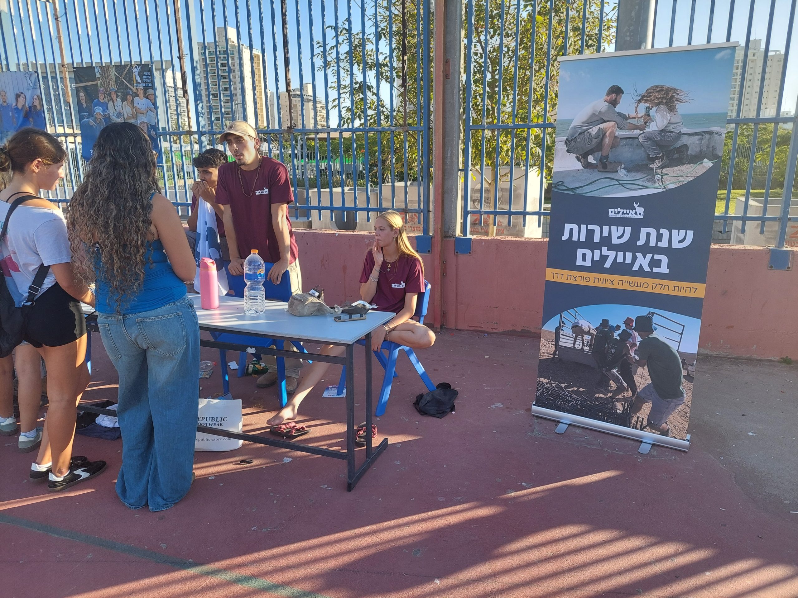 נערים ונערות מעמותת איילים ליד שולחן לבן