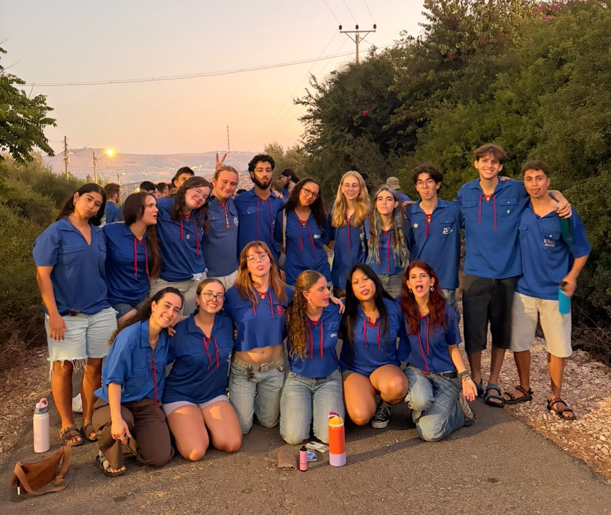 תמונה קבוצתית של בני נוער עם חולצות כחולות
