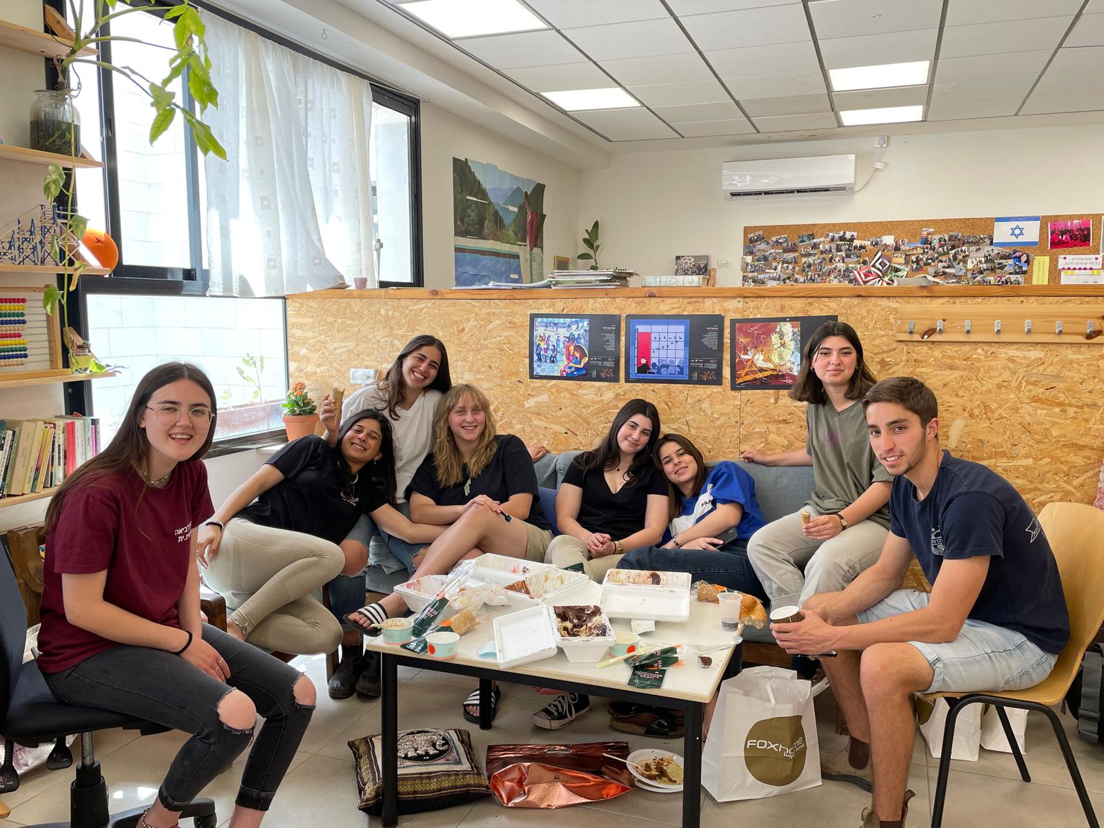 בני נוער יושבים סביב שולחן במועדון