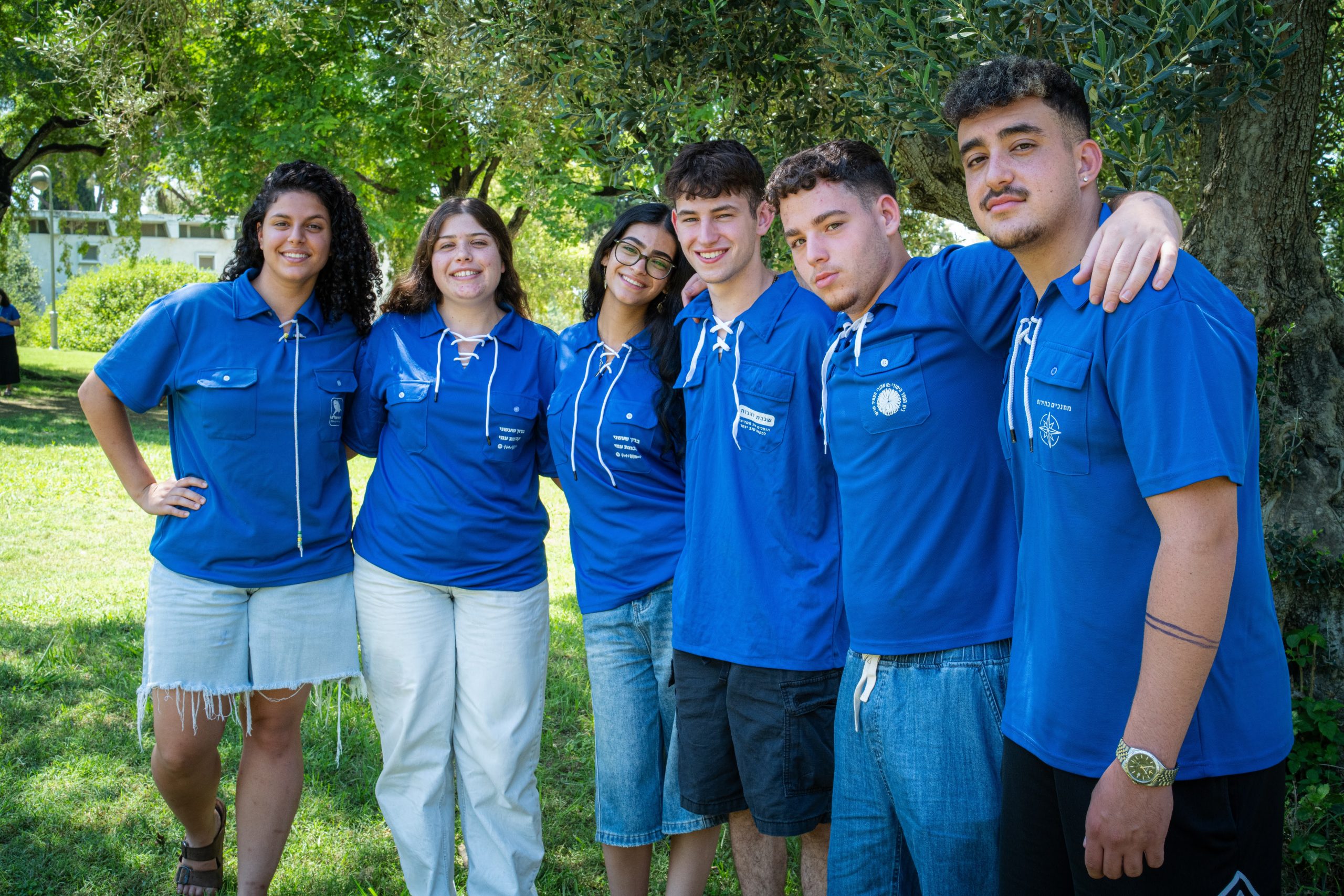 בני ובנות נוער חברי השומר הצעיר עם חולצות כחולות בשורה אחת